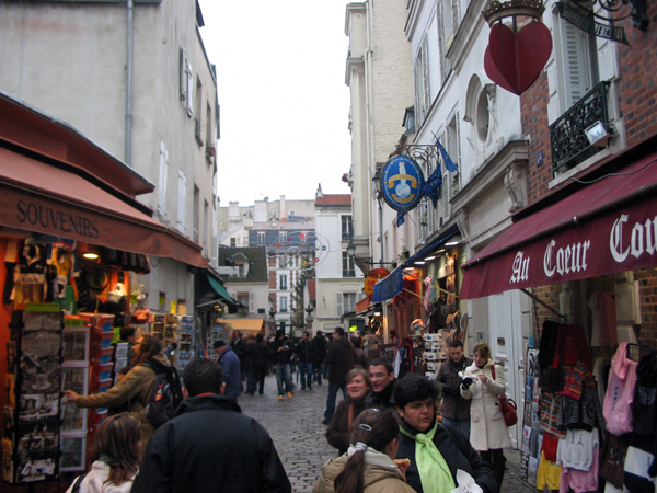 Uma animada rua no bairro boêmio de Montmartre