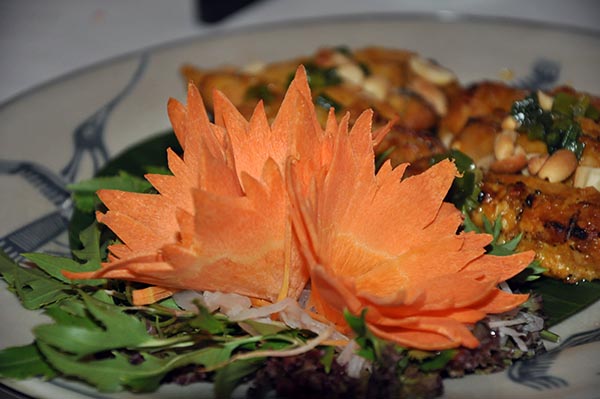 Detalhe das flores feitas de cenoura no prato da deliciosa culinária vietnamita