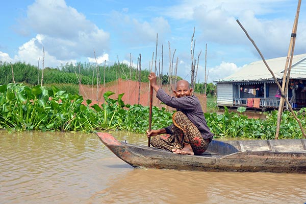 Uma sorridente cambojana habitante da Vila Flutuante