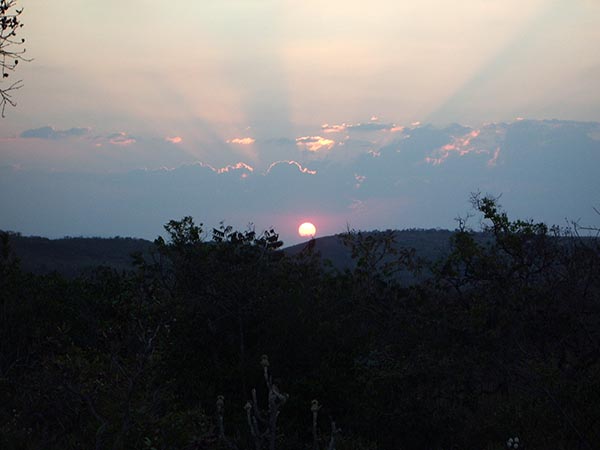 Por do sol visto da trilha do Complexo do Claro