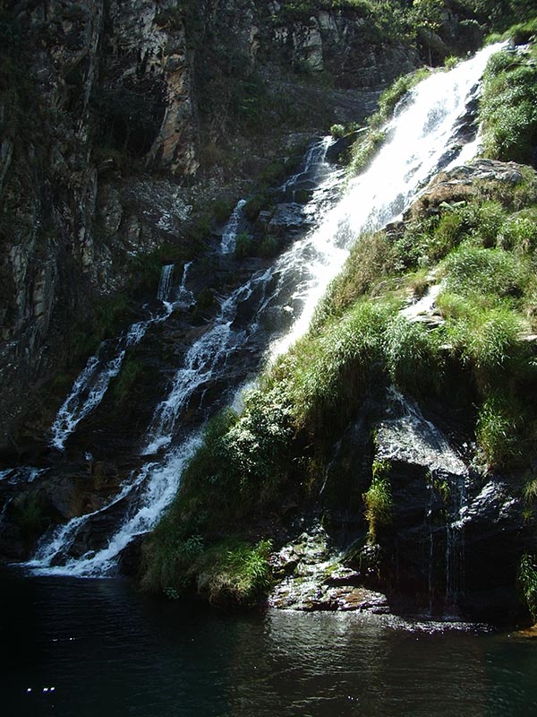 Linda cachoeira na trilha na Fazenda da Maria