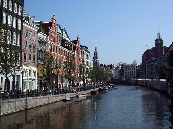 Canal, bicicletas e lindas casas do século XVII formam a beleza de Amsterdam