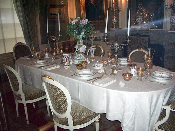 Sala de jantar. OS empregados traziam os pratos da cozinha no andar de baixo para essa sala