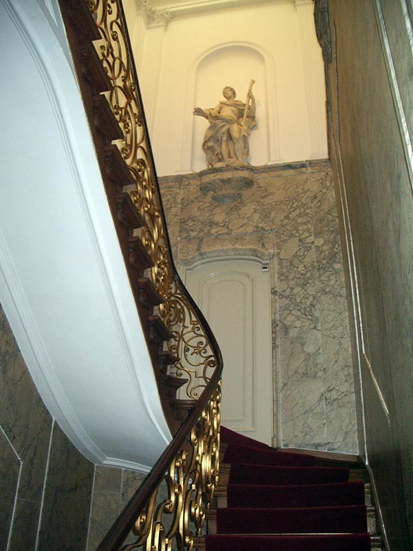 Escadas para o segundo andar da casa museu