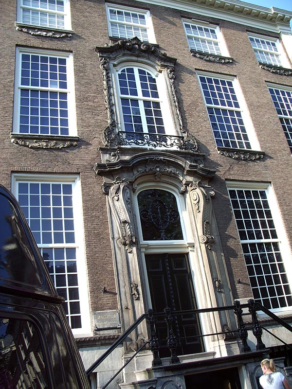 Entrada do museu Willet-Holthuysen, um dos museus existentes em casas do século XVII nos canais de Amsterdam
