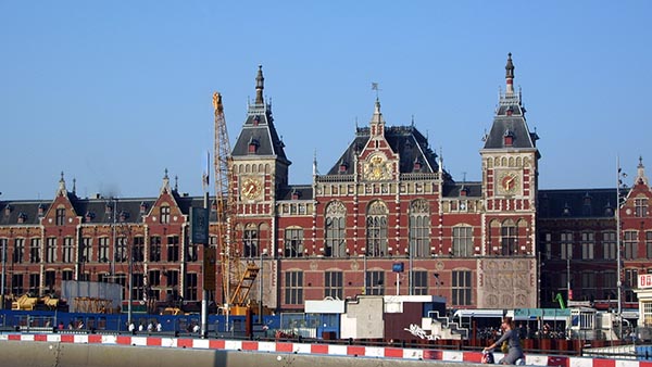 Estação central de Amsterdam, construída entre 1881 e 1889 em estilo neo-renascentista mas com algumas características góticas