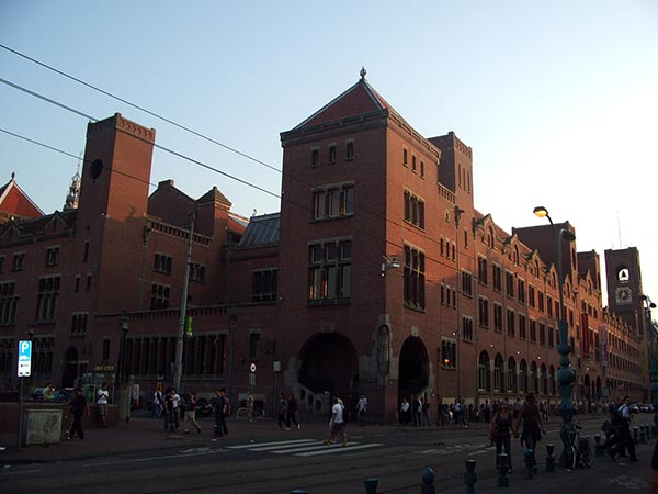 O imponente Beurs van Berlage, um dos prédios mais famosos da Damrak