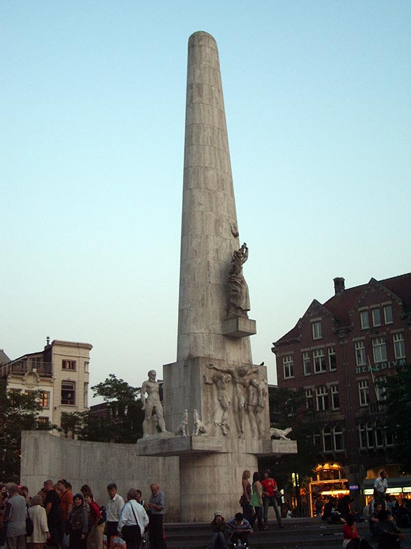 Monumento Nacional na praça Dam, as pessoas costumam sentar no monumento mostrando como são livres em Amsterdam