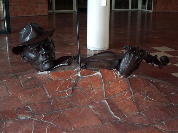 Escultura no chão do interior do Muziektheater