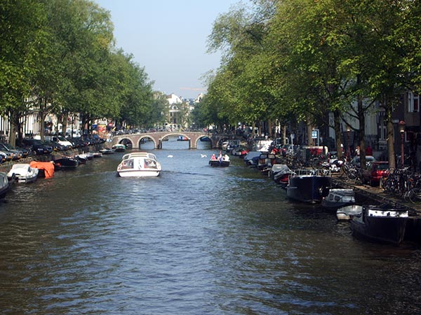 Canais de Amsterdam, uma boa pedida passear de barco por eles