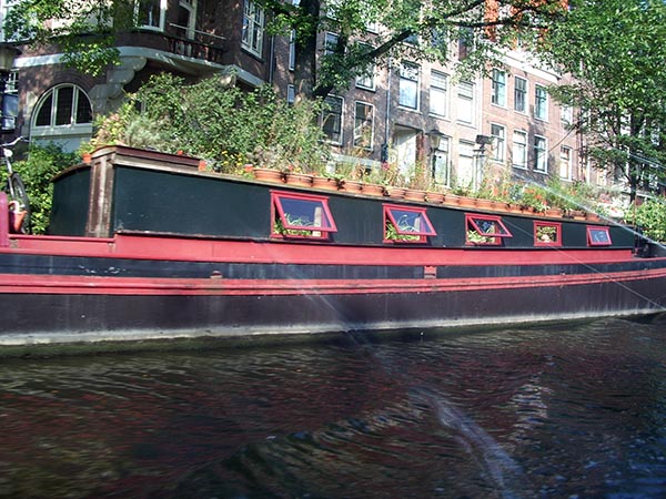 Casa flutuante em um dos canais de Amsterdam