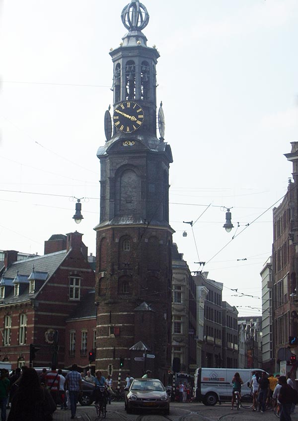 Torre reconstruída do Munttoren na praça Multiplein